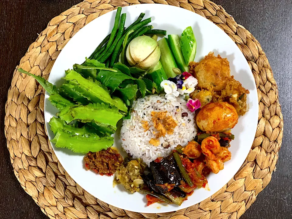 Snapdishの料理写真:Nasi balado & sayuran Mentah|yeni kartikasariさん