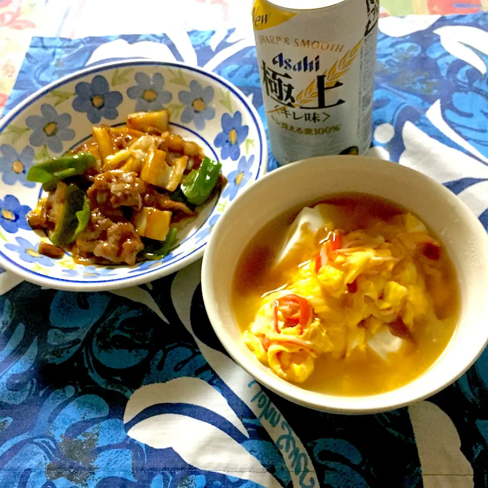 豚肉と野菜の黒酢炒め と 豆腐のかに玉 で頂きまぁす🍻|Emiさん