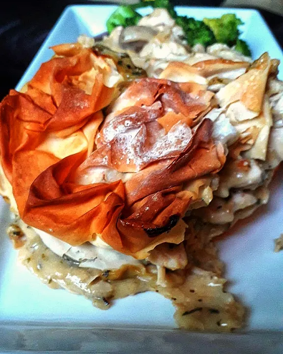 Snapdishの料理写真:chicken and mushroom filo pie|kelly2shoesさん