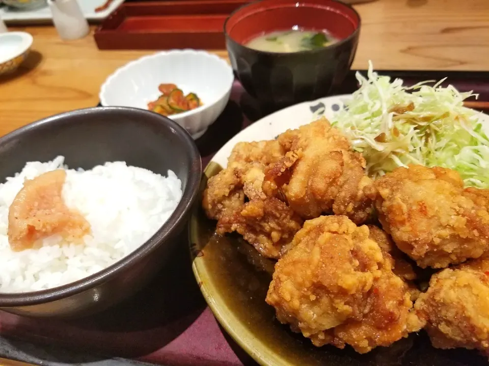 Snapdishの料理写真:鶏の唐揚げめんたい風味定食
明太子と高菜が食べ放題♪|しあるさん