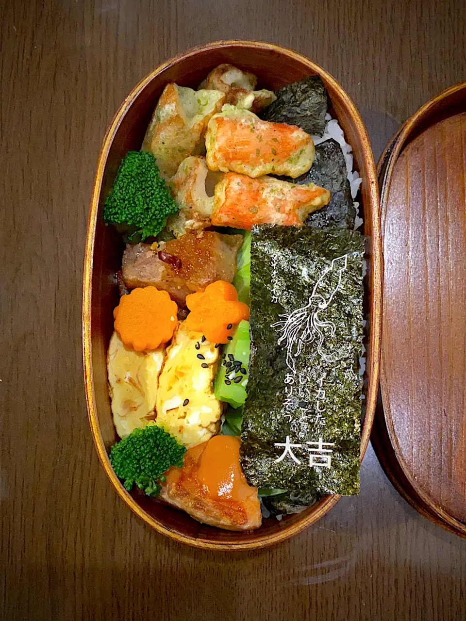 お弁当🍱　海苔弁　錦松梅　焼き海苔　カニかまと竹輪の磯辺揚げ　ビーフステーキ　ガーリックペッパー　蒸しブロッコリー　花形人参甘煮　干し海老の出し巻き卵　焼き鮭　オーロラソース　胡麻塩|ch＊K*∀o(^^*)♪さん