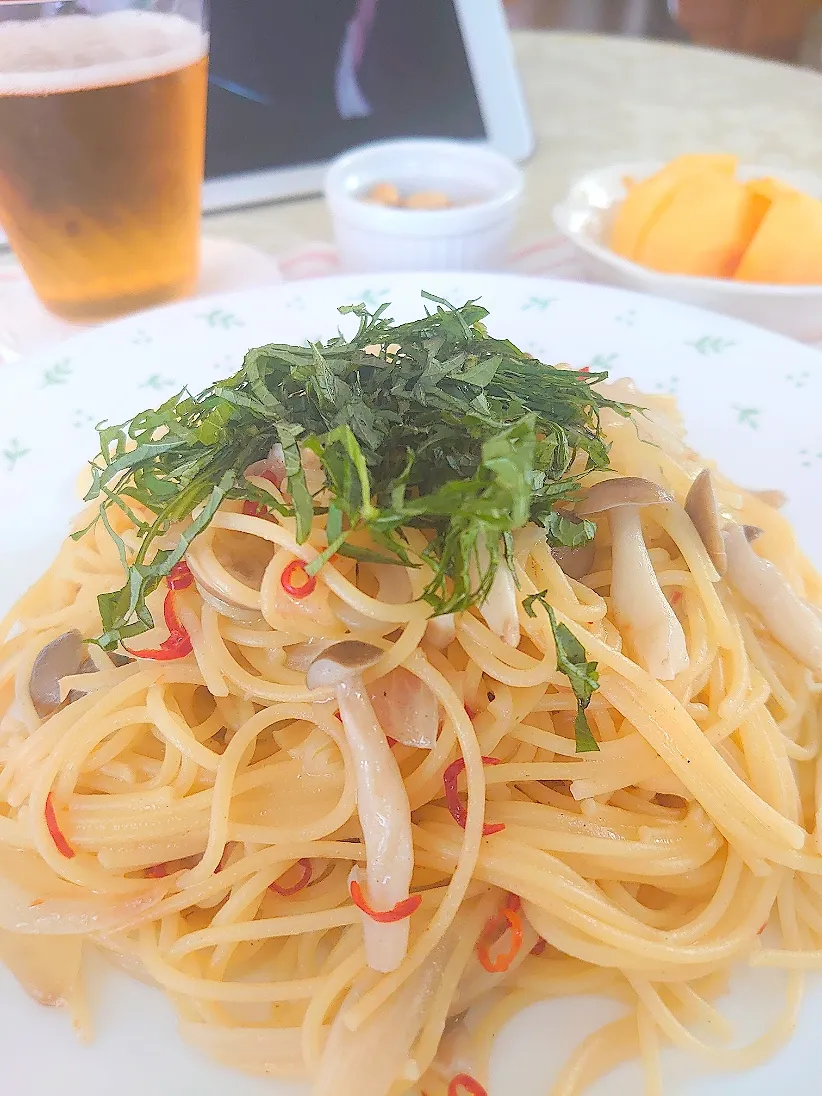 ブランチです
シメジのペペロンチーノ

そして、昼からビール🍺|🍒ふみりん🍒さん