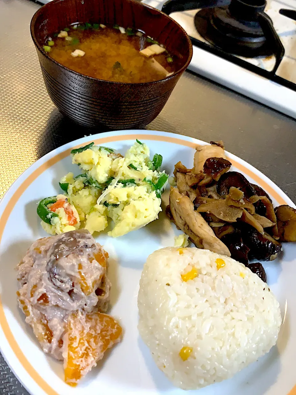 おばあちゃんのお昼ご飯！とうもろこし🌽おにぎり、栗と🌰きのこ🍄鶏肉の甘辛煮、ポテサラ、柿の白和え！(^^)|Yukihiko Ishidaさん