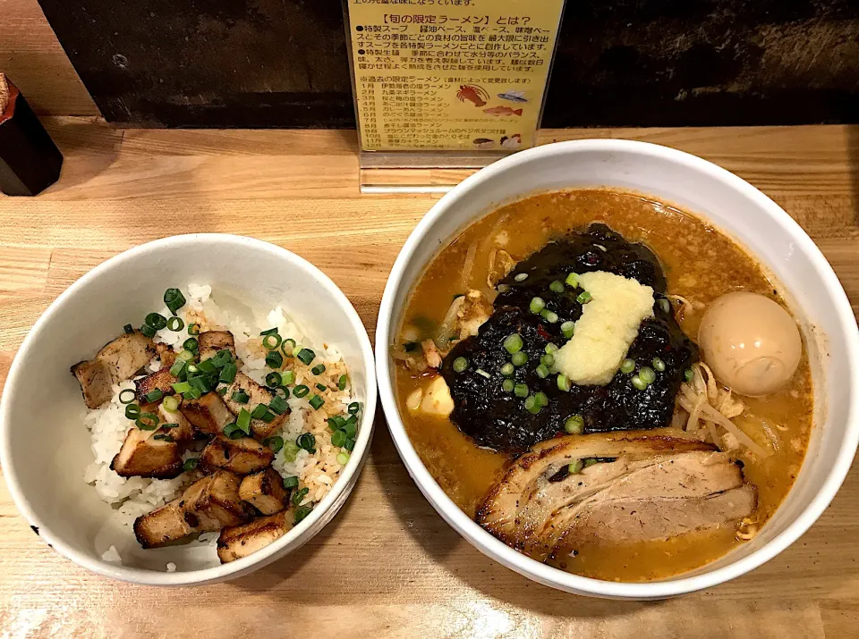 Snapdishの料理写真:ブラックラーメン＋味玉＋ランチサービスのチャーシューごはん@まっちゃんラーメン一筋 葛飾立石本店|morimi32さん