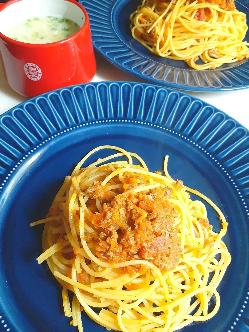 ☆８分夕飯☆パスタの茹で時間で家にあるもので作りました(笑)冷凍してあったミートソース、卵スープ、サラダもあります。|ｼｮｺﾗさん