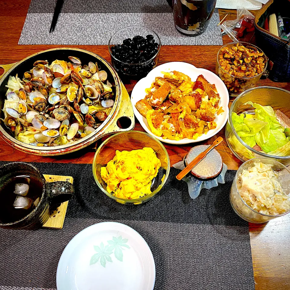 カツとじ、アサリと野菜のワイン蒸し、黒豆煮、栗カボチャサラダ、わさび漬け、|yakinasuさん