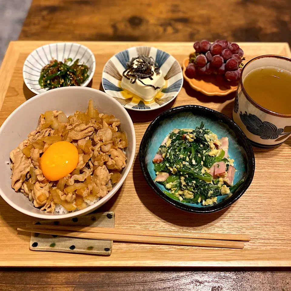 Snapdishの料理写真:玉ねぎ豚丼、ほうれん草とベーコンのマヨ炒め|なつこさん