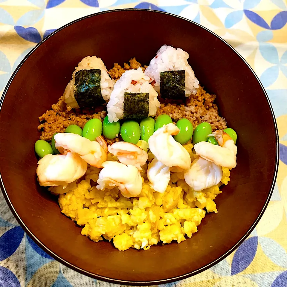 Snapdishの料理写真:小にぎりのっけ2色丼🤎💛|みっこちゃんさん