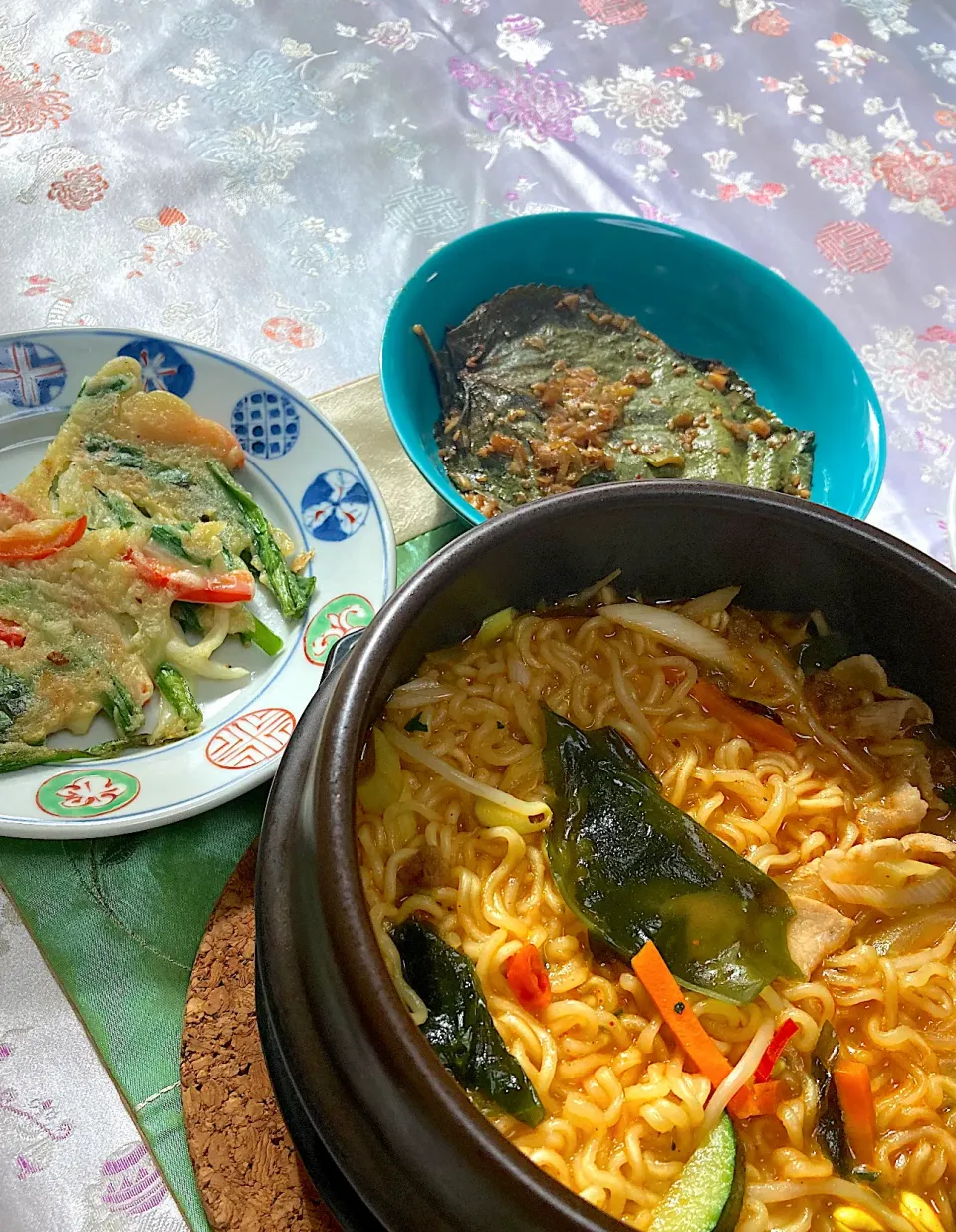 【韓国ランチ】辛ラーメンブラック、ニラチヂミ、エゴマキムチ|もちもちさん