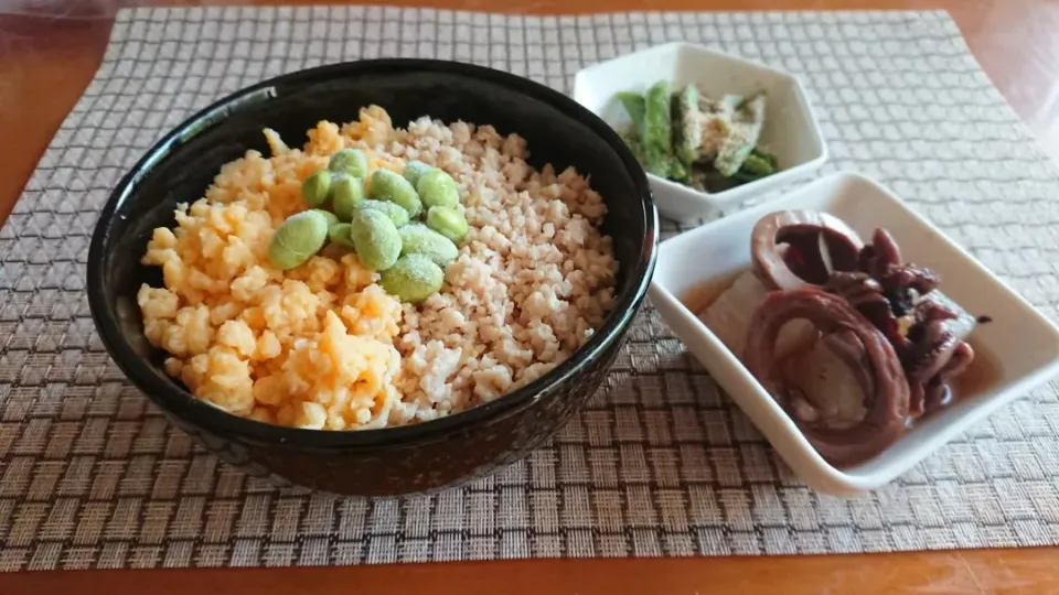 Snapdishの料理写真:☆三色丼
☆イカと大根の煮物
☆インゲンごま和え|chikakoさん