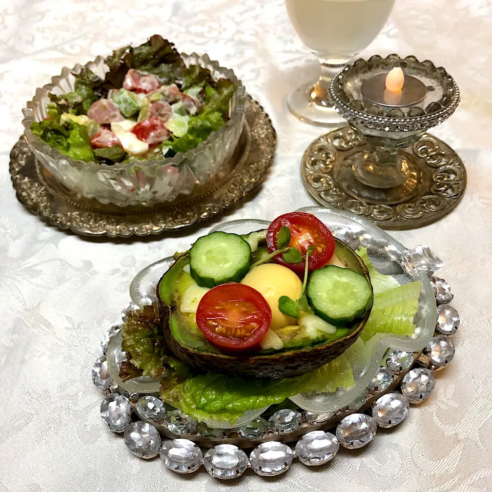 アボカドカップチーズ焼き🥑アボカド  サラダ🥗|henryさん