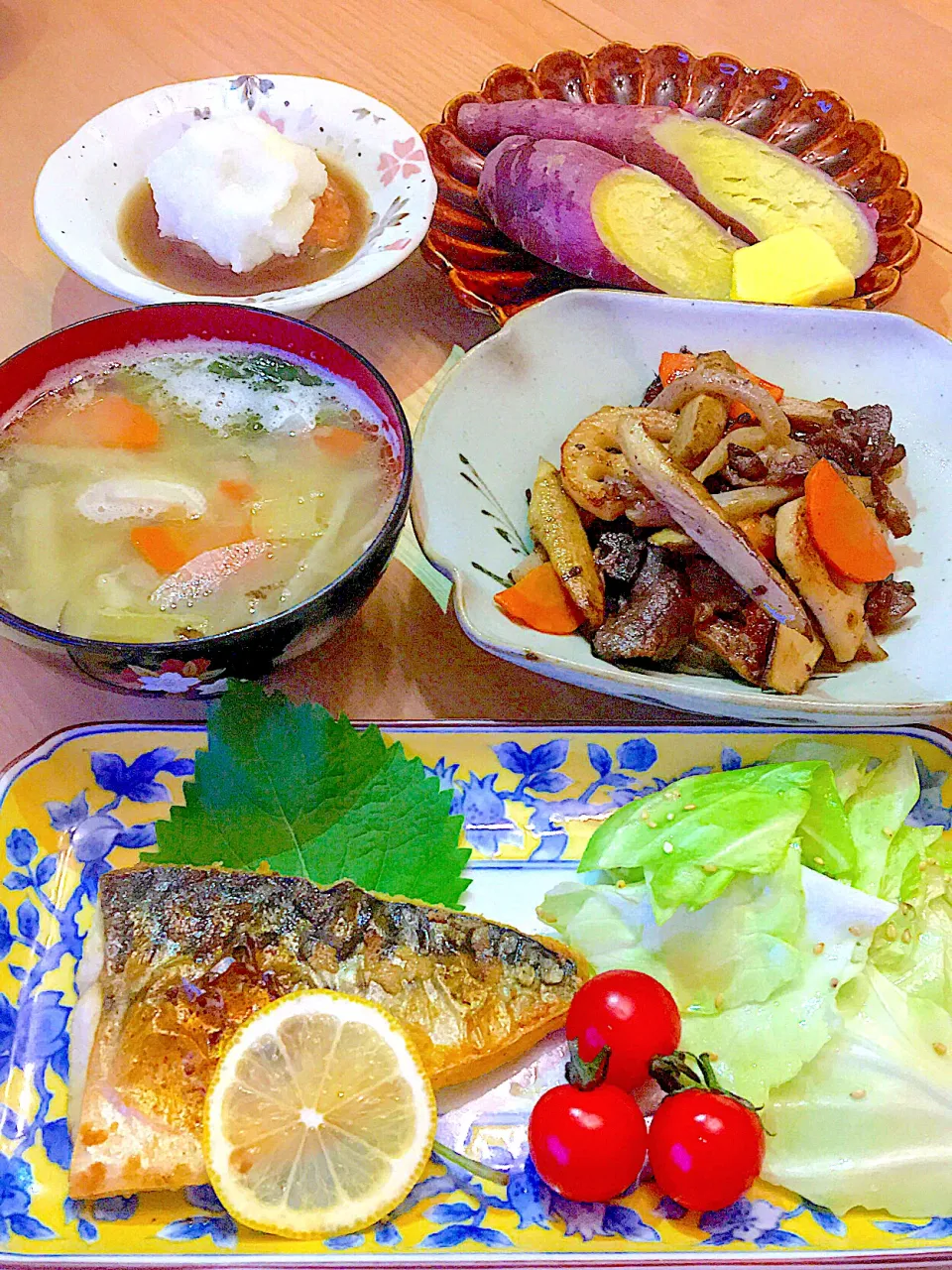 今日の夕食　鯖のカレーソテー　牛と根菜のゴロっとキンピラ風　揚げ出し豆腐　無限キャベツ　蒸かしいも　豚汁|ふわ猫はなちゃんさん