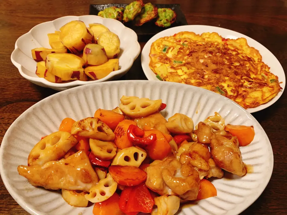 鶏肉と根菜の黒酢炒め、パプリカじゃがいもいんげんのオムレツ、さつまいもの甘煮、枝豆のさつま揚げ|なちゃむさん