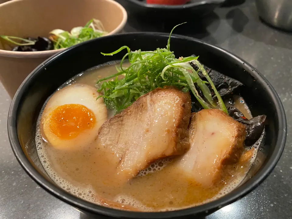 とんこつラーメン　　　　　　　　　　ヨーロッパ第二波でオランダは半ロックダウン。takeawayらーめんを鍋でスープ温めて盛りつける！|女神さん