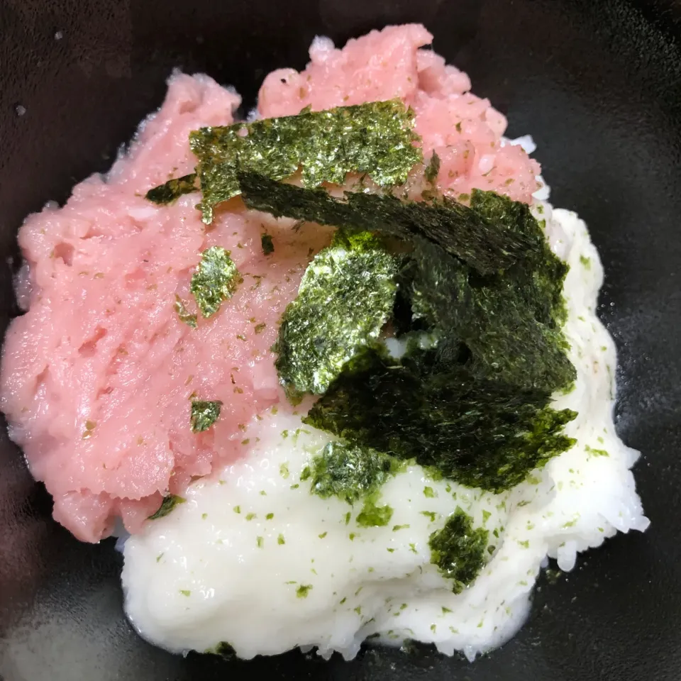 Snapdishの料理写真:マグロすきみの山かけ丼|Rioさん