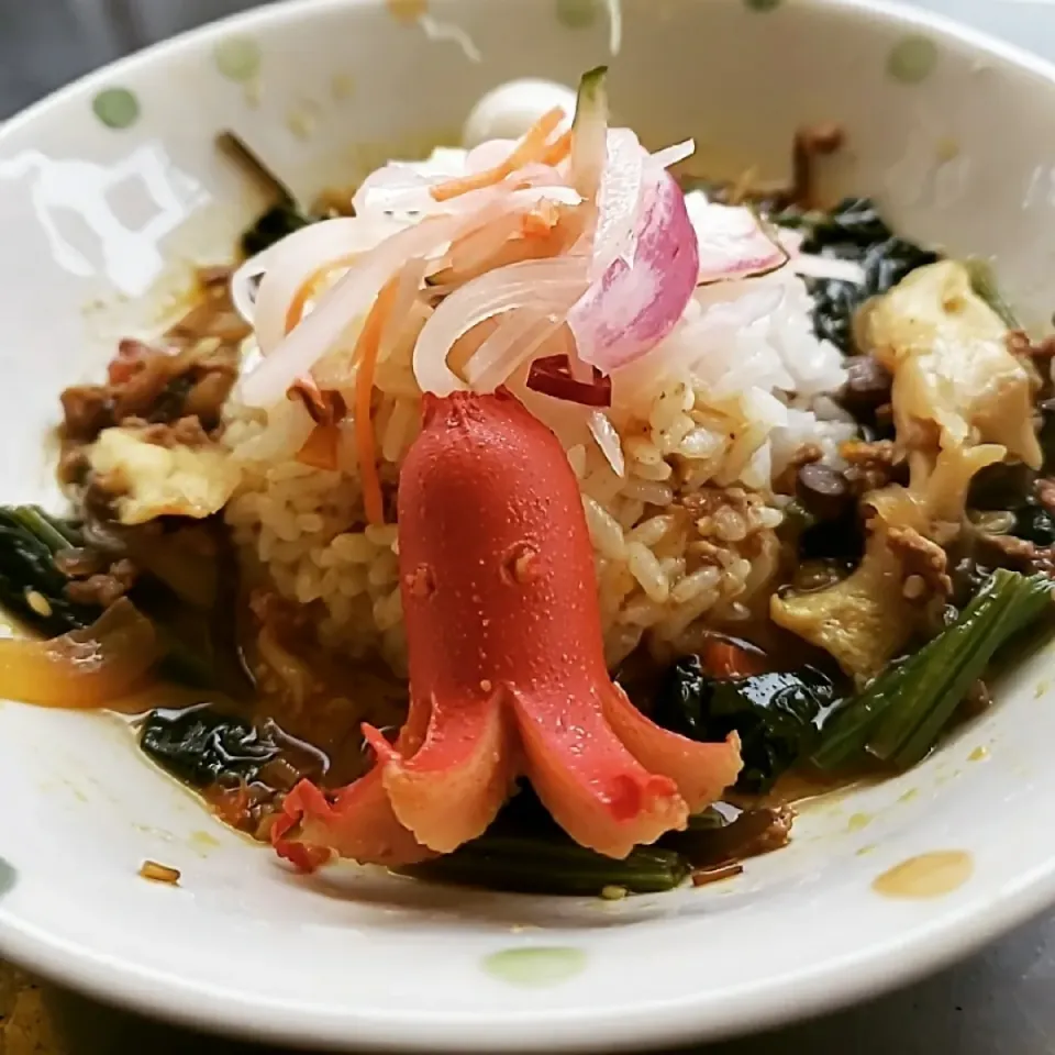 ごま油香るほうれん草と舞茸の牛キーマカレーwithタコさんウインナー🐙|ふじわらたくやさん