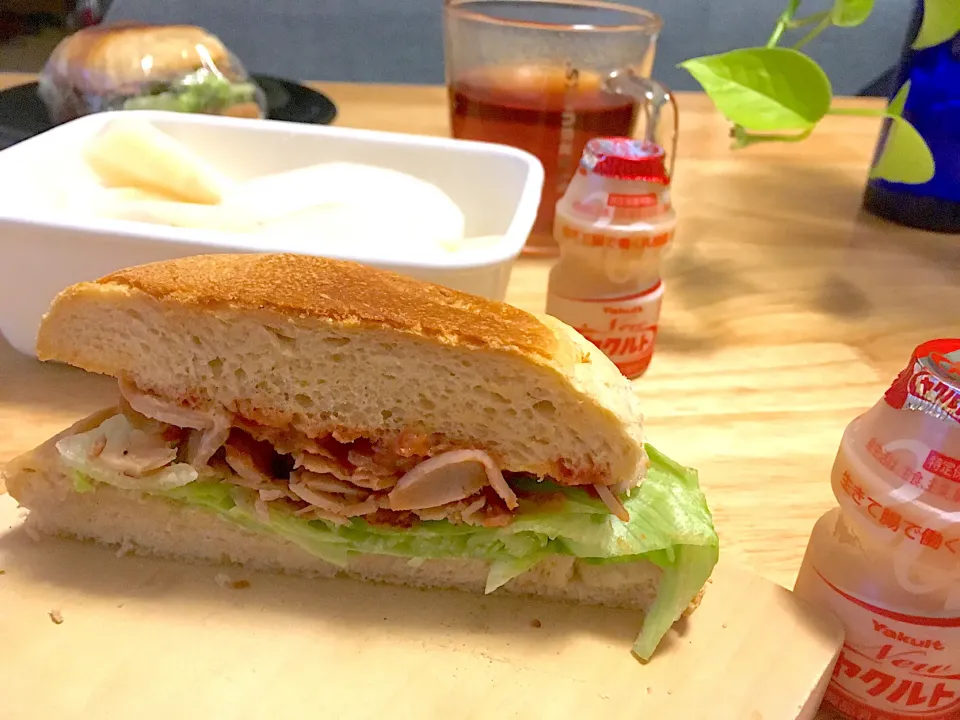 朝ごパン🥪ベーコンレタスサンドとヤクルトと荒尾梨(*>ω<*)|さくたえさん