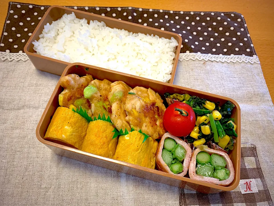 Snapdishの料理写真:ザクザクチキン🐓卵焼き🥚ほうれん草コーンソテー  🌽アスパラベーコン巻😃🍅🍚|あやこさん