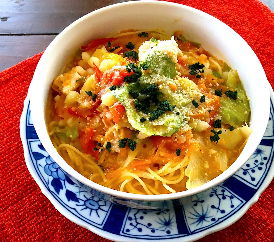 昼のちゃぶ台
鳥手羽元と野菜のトマトスープパスタ
夕食のチキンスープにパスタを入れて。|Cuisineさん