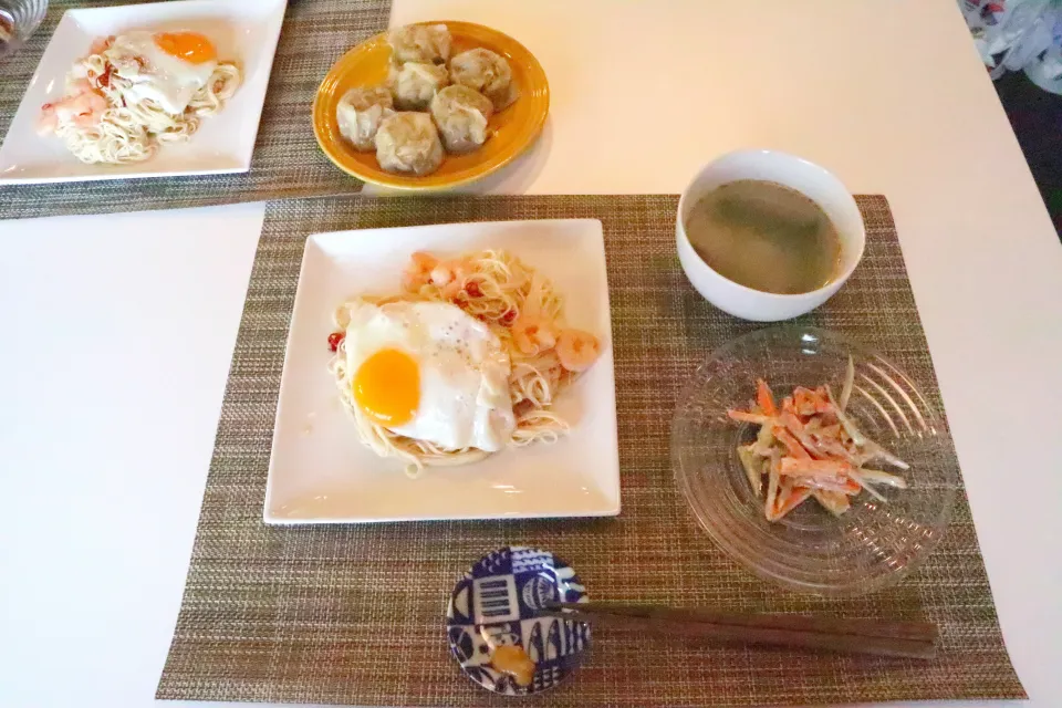 Snapdishの料理写真:今日の昼食 塩麹ミーゴレンそうめん、ごぼうサラダ、大根とわかめのスープ、ジャンボ焼売|pinknari🐰🌈さん