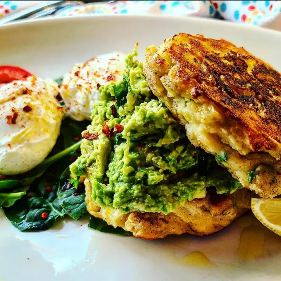 Fresh chili corn cakes with smashed cilantro lime avo|Jbunny Caféさん