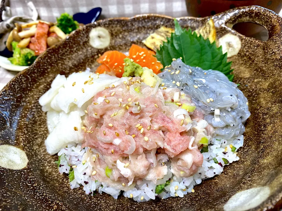 海鮮のっけ丼   ᗦ↞◃… ᗦ↞◃…
〜大葉・ゆかり・胡麻混ぜご飯〜|がぁがさん