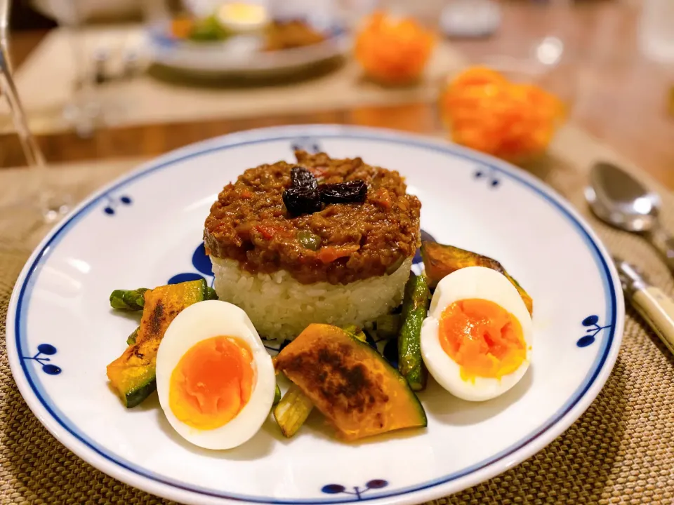 焼き野菜とドライカレー🥚🍛|るかるんさん