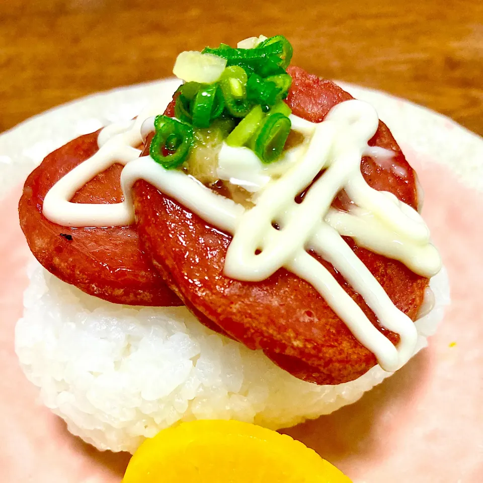 Snapdishの料理写真:ボロニアソーセージおむすび🍙spam風に⬅️spam食べた事がありませぬ🤔|まいりさん