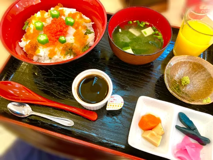 函館のホテルでの朝食
イカ刺し丼定食|🌻ako ·͜·♡peco🌻さん