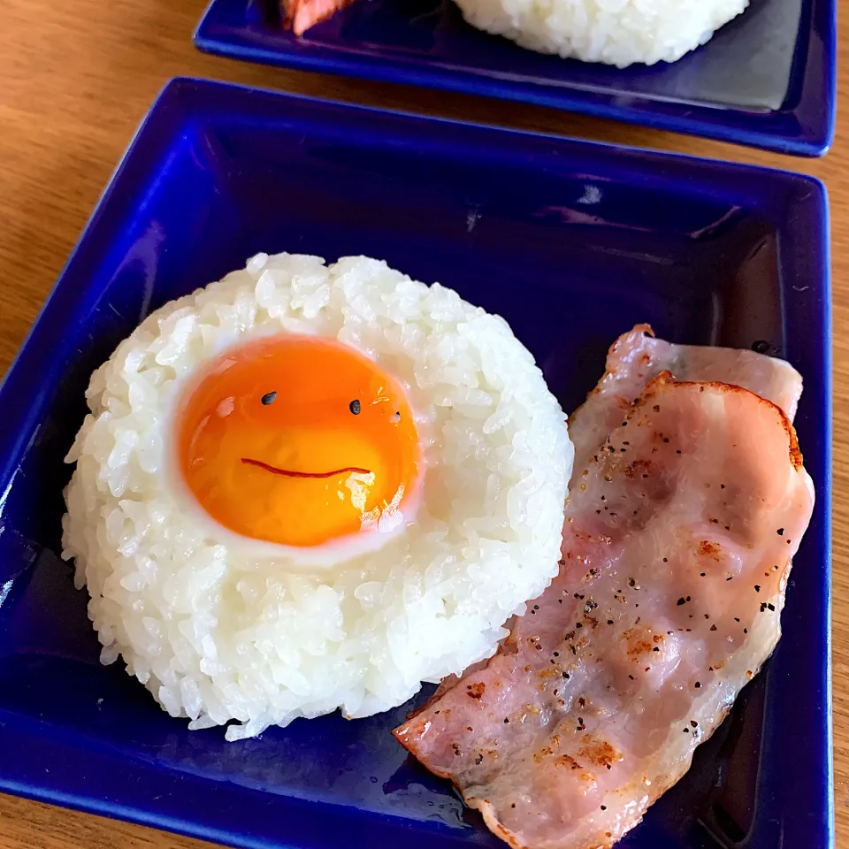 Snapdishの料理写真:目玉焼きおにぎり🍙塩おにぎりに生卵のっけてトースター焼くだけ🍙|いちごさん