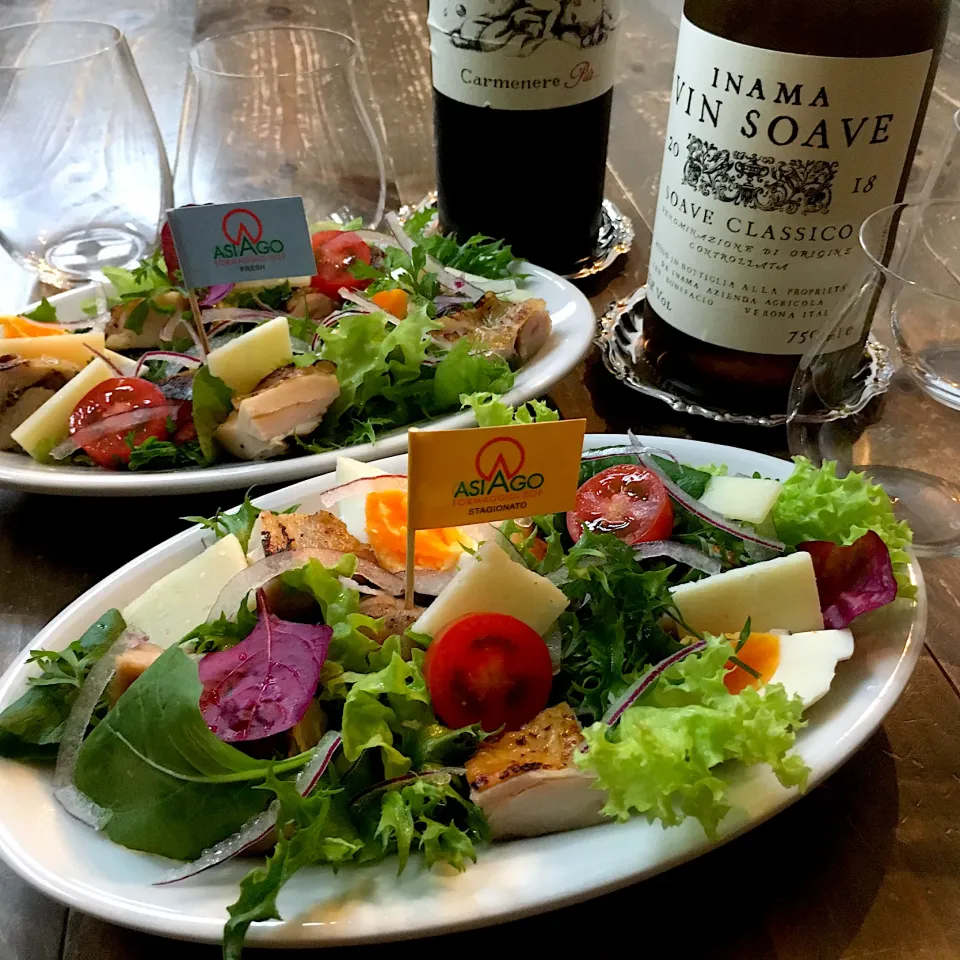 Snapdishの料理写真:鶏ももコンフィとアジアーゴヴェッキオのサラダ🥗🇮🇹🍷#家飲み部 #graziemille|七海さん