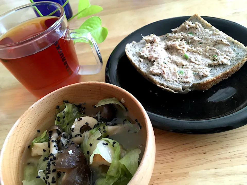 そして今朝は朝焼きくるみ＆胡麻食パン🍞に鯖ディップをのせて。きのことレタスのスープ(自家製甘酒と荏胡麻オイルをトッピング)と一緒に☺︎⭐️|さくたえさん