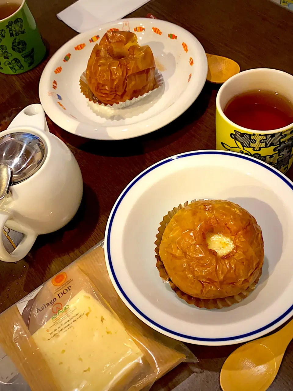 アジアーゴフレスコチーズとシナモンシュガーのベイクドアップル🍎🧀　イングリッシュティー☕️|ch＊K*∀o(^^*)♪さん