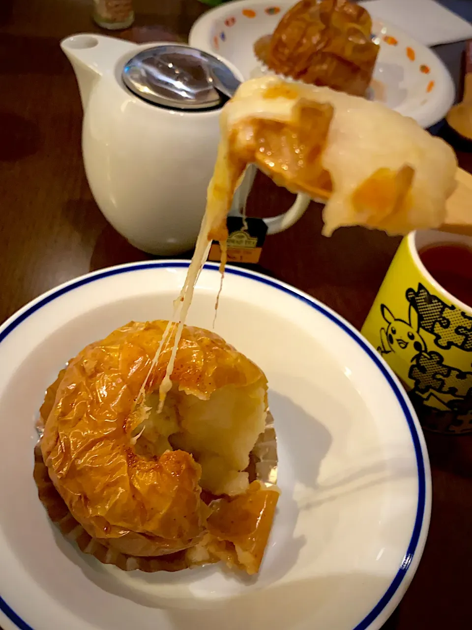 アジアーゴフレスコチーズとシナモンシュガーのベイクドアップル🍎🧀　イングリッシュティー☕️|ch＊K*∀o(^^*)♪さん