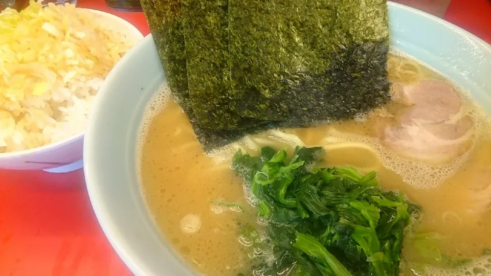 横浜家系らーめん おうじ家
ラーメン並（680円、
麺固め/味ふつう/油少なめ）
＋ネギ飯（Twitterフォロー
でライスから変更、無料）
＠王子
（赤羽から徒歩40分）
20219|大脇さん