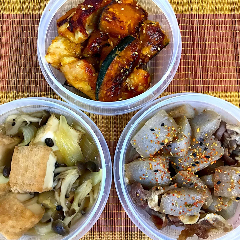鶏肉とかぼちゃの甘辛ごま炒め♡豚肉とこんにゃくの煮物♡厚揚げとたまねぎの煮物♡|まゆかさん