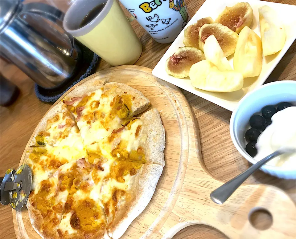 Snapdishの料理写真:日曜ブランチ　お取り寄せ南瓜ピザ　イチヂクと林檎|じゅんさんさん