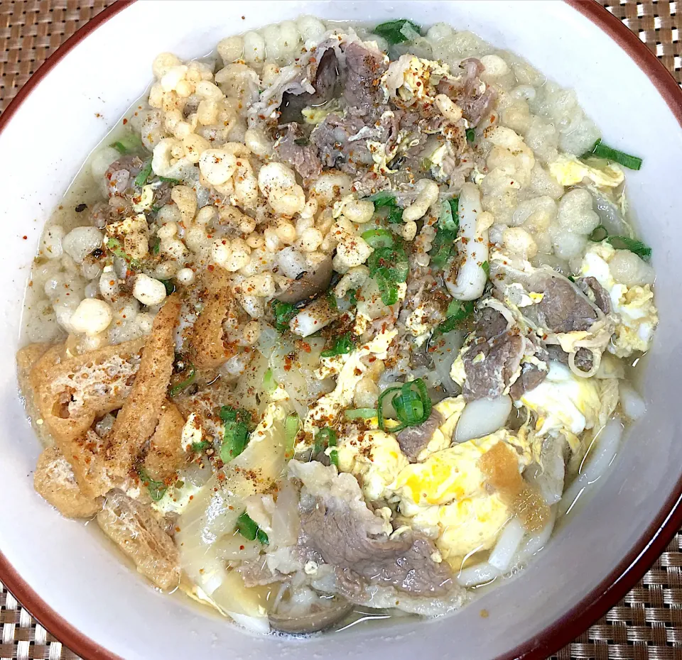 牛丼の具で作る牛とじうどん|すくらんぶるえっぐさん