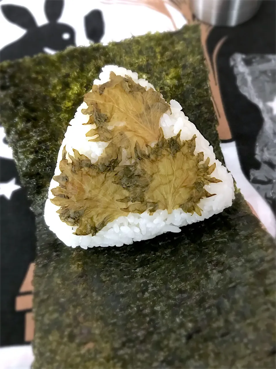 Snapdishの料理写真:梅干と大葉の塩漬けおむすび🍙|morimi32さん