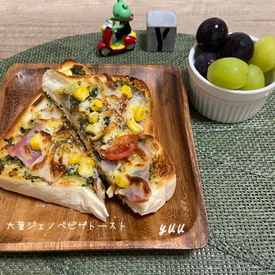 Snapdishの料理写真:10/18☆*ﾟ大葉ジェノベピザトースト。|ゆうさん