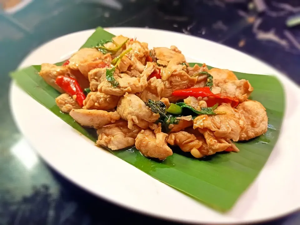 Stir Fried Basil with Chicken Breast|🌿Veerapan Mu🌿さん