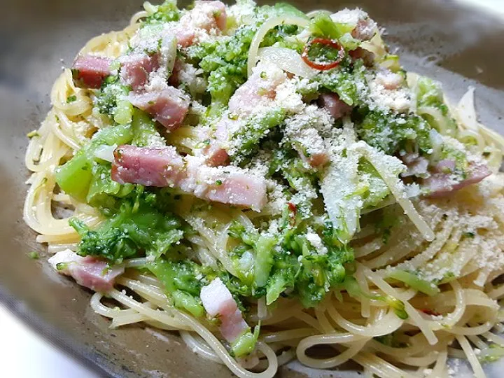 Snapdishの料理写真:ブロッコリーとベーコンのパスタ|chiaraさん