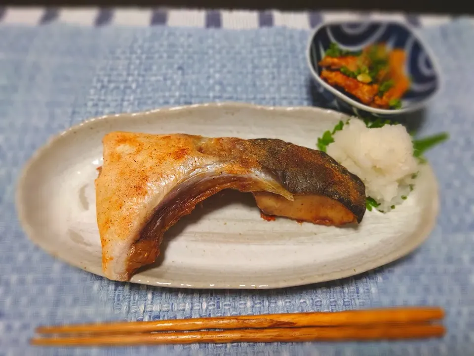 Snapdishの料理写真:★小料理屋ちえこ　新メニュー★
🍶鰤カマの塩焼き
🍶鶏皮柚子胡椒ポン酢|☆Chieco☆さん