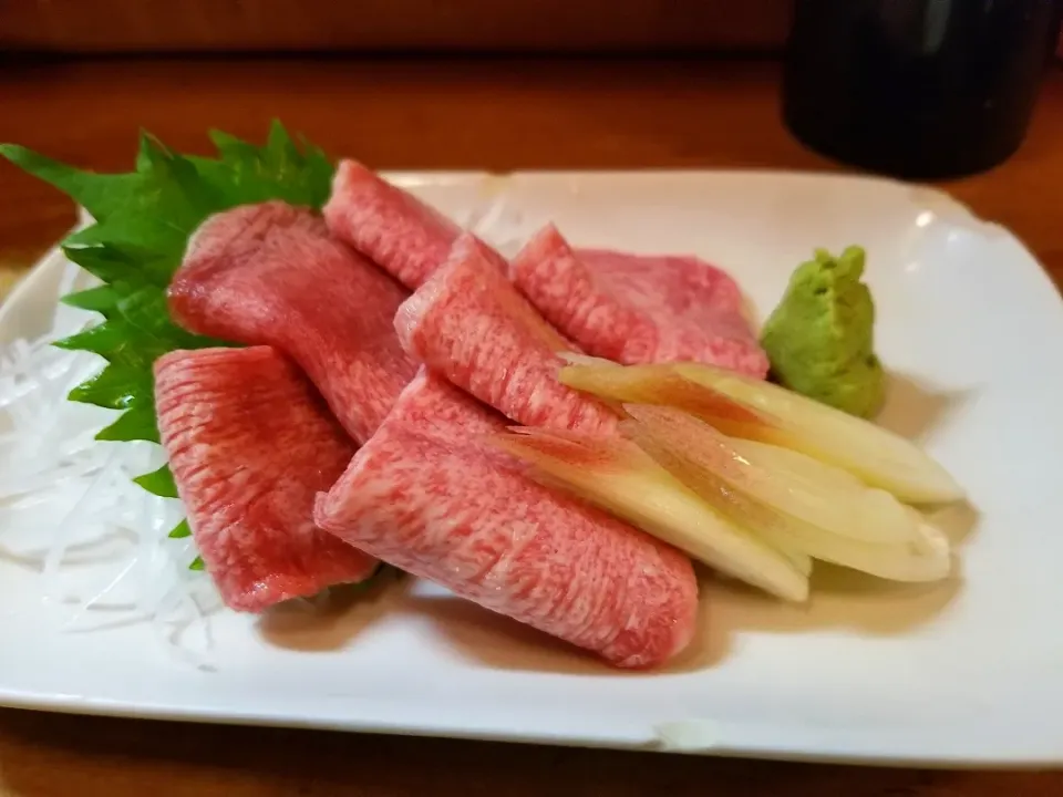 Snapdishの料理写真:牛タンの刺身|しあるさん