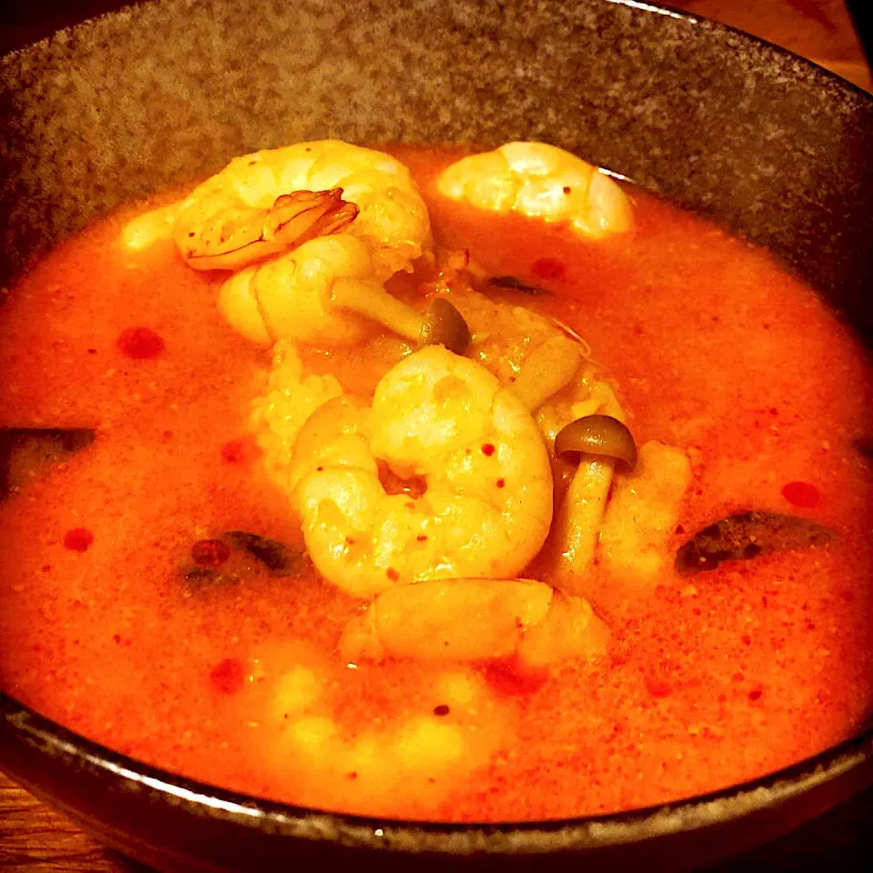 Guess whose coming to Dinner 🥘 My Take on a Famous Thai Dish 
Tom Yum Soup with 🥥 Coconut , Fresh Basil 🌿 🍄 Mushrooms 🍅 Tomatoes ,Lemon Grass & Steamed Ric|Emanuel Hayashiさん