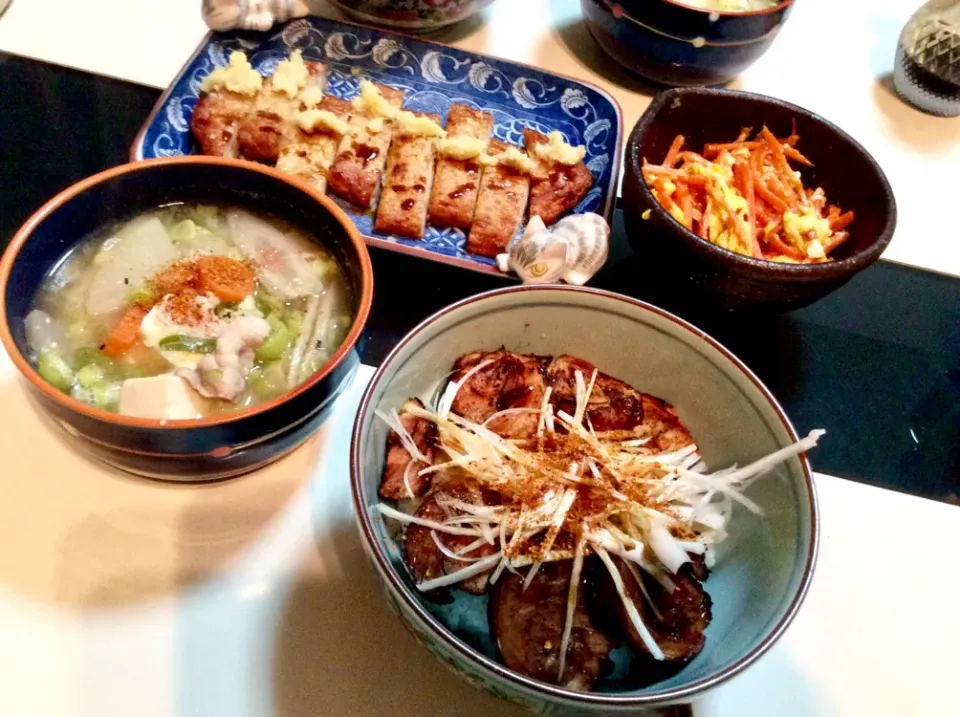 一昨日仕込んだ鳥と豚のチャーシューを麺じゃなくて丼で！
煮詰めた煮汁を付けながら炙って、仕上げにもかけました。
イカ天と、千切りの人参をごま油で炒め玉子で和えた物と、豚汁で晩御飯！|Takeshi  Nagakiさん