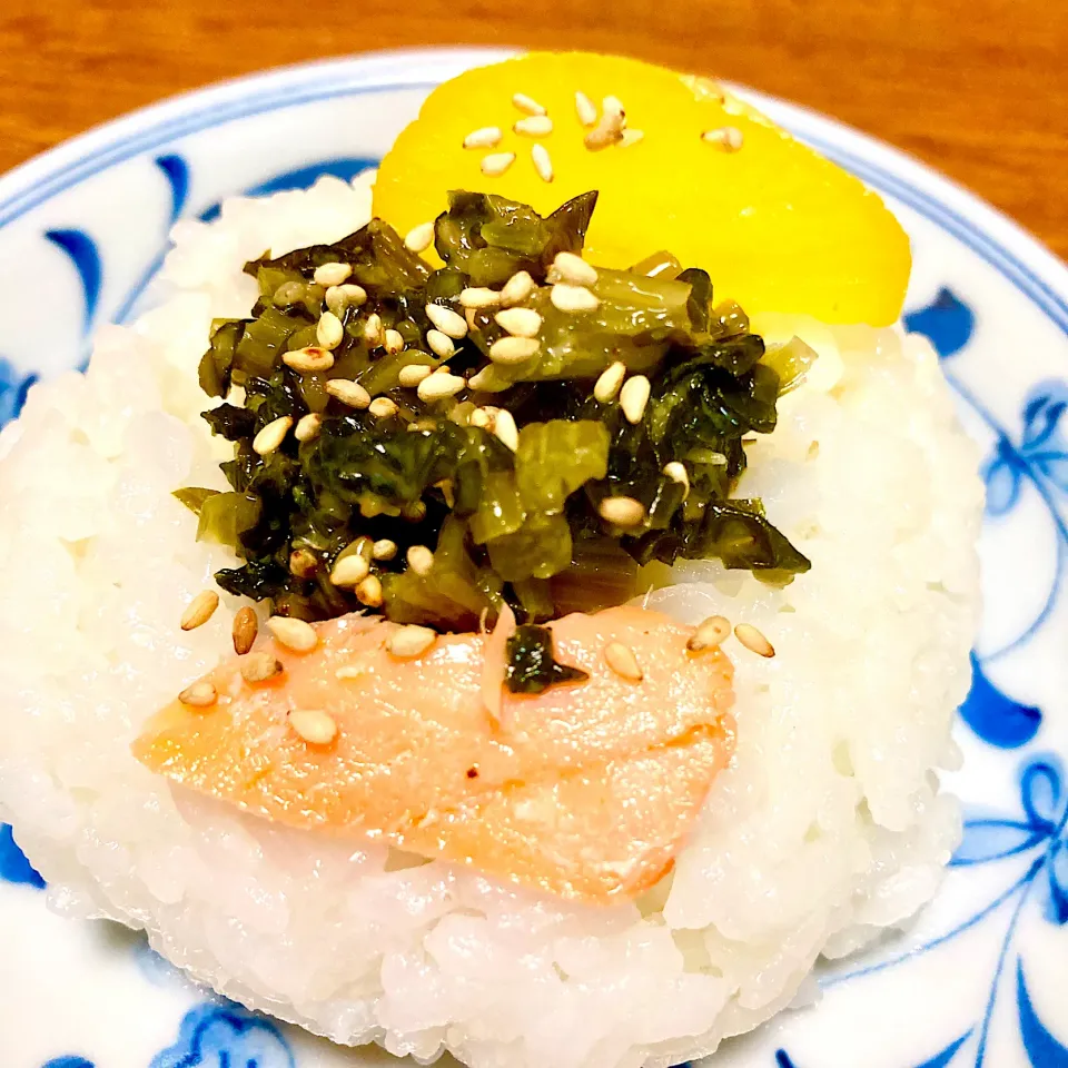 Snapdishの料理写真:三色おにぎり🍙沢庵・大根の葉・鮭を乗せただけ🤗💕|まいりさん