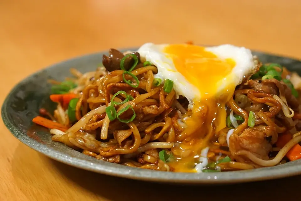 目玉焼きのせ焼きそば|cookingパパ五郎さん