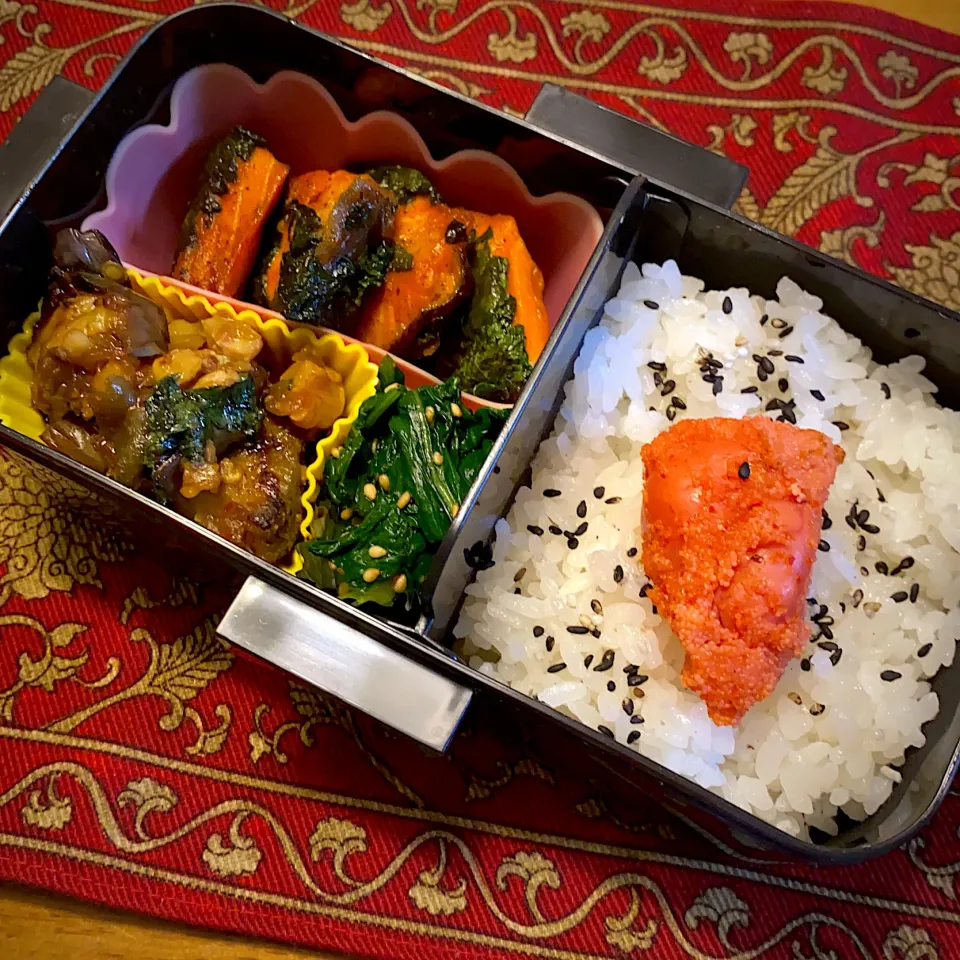 鮭の紫蘇巻と、丸ナスのカルパッチョと、小松菜の胡麻和えと、焼きたらこ弁当|もえさん