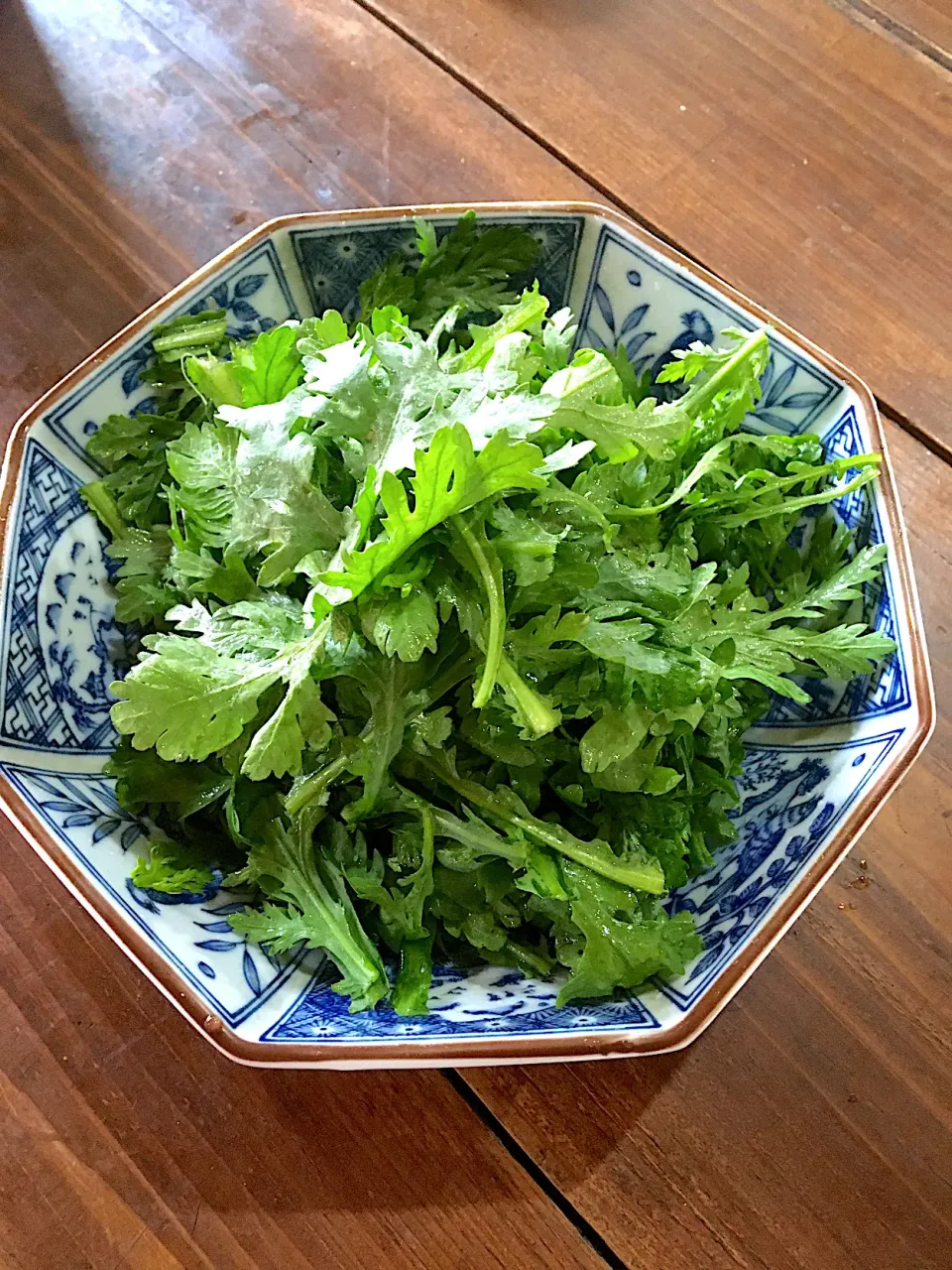 春菊のごま油と塩で和えただけのサラダ🥗だけど絶品❤️|ミミちゃんママさん